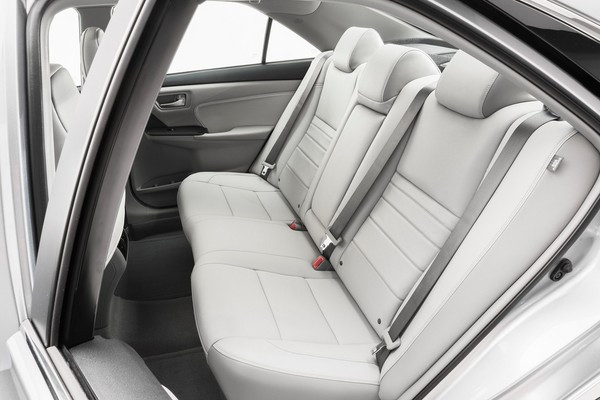 Toyota Camry 2015: Trẻ trung và "ngầu" hơn ảnh 3 Toyota Camry 2015: Trẻ trung và "ngầu" hơn ảnh 3