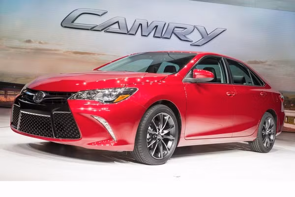 Toyota Camry 2015: Trẻ trung và "ngầu" hơn ảnh 1