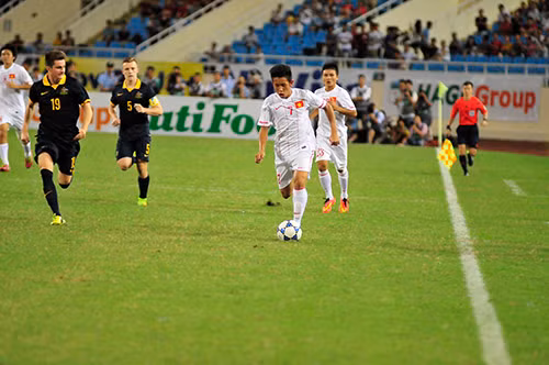 U19 Việt Nam (áo trắng) nhập cuộc chủ động. Ảnh: SN