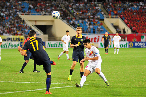 U19 Australia chơi phòng ngự với số đông bên phần sân nhà. Ảnh: SN