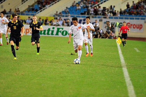 U19 Việt Nam (áo trắng) nhập cuộc chủ động. Ảnh: SN