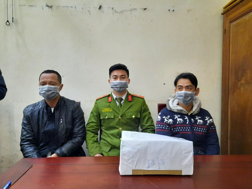 Mãng và Quang tại cơ quan công an (ảnh CACC)