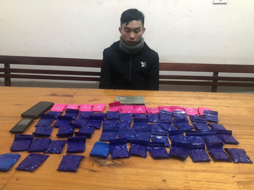 Cường cùng tang vật tại cơ quan công an