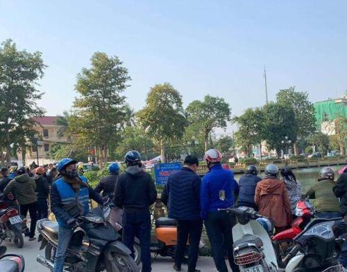 Rất đông người dân tập trung theo dõi sự việc