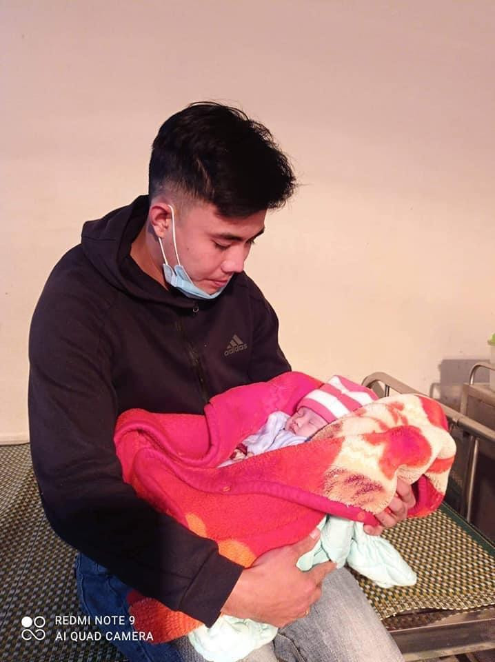 Bé gái hiện đang được chăm sóc ở trạm y tế Bé gái hiện đang được chăm sóc ở trạm y tế