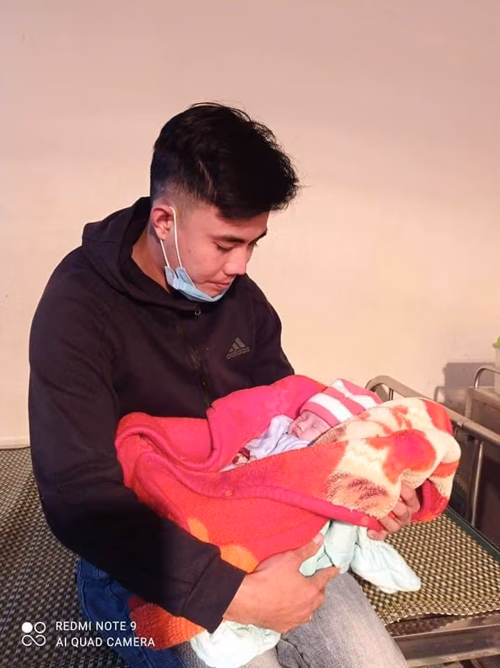 Bé gái hiện đang được chăm sóc ở trạm y tế