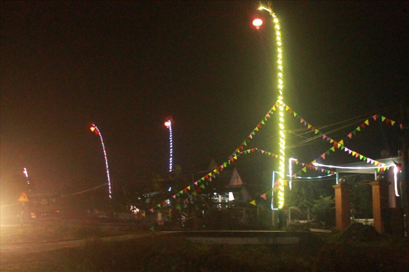 Dựng cây nêu bằng sắt đón tết, 3 người bị điện giật (ảnh minh họa) Dựng cây nêu bằng sắt đón tết, 3 người bị điện giật (ảnh minh họa)