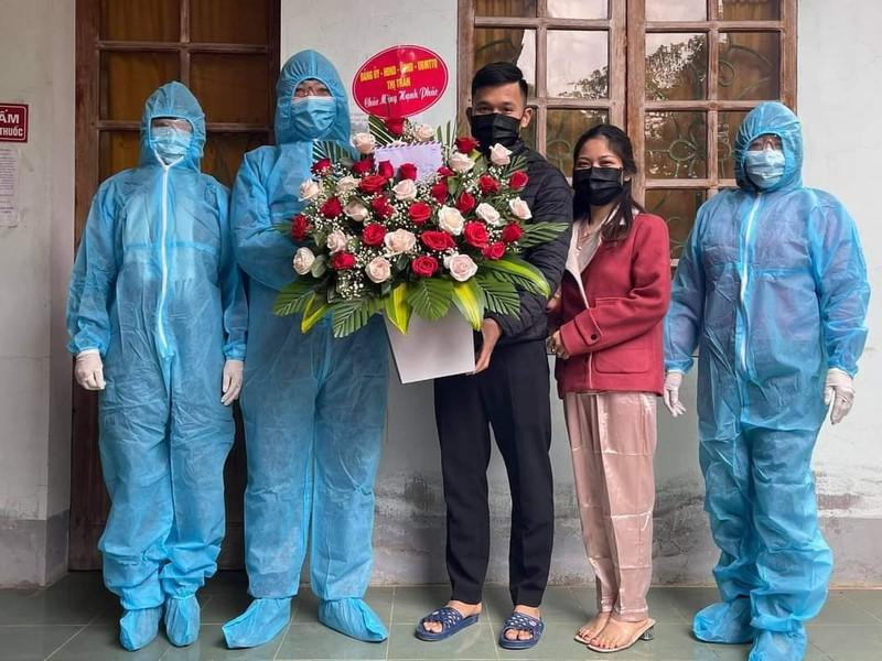 Món quà mừng hạnh phúc ở khu cách ly mà chính quyền địa phương dành cho vợ chồng anh Phước, chị Mơ