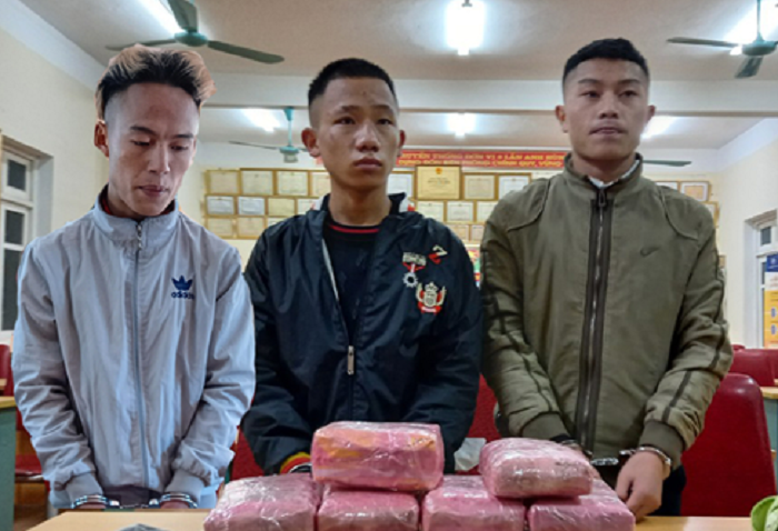 Các đối tượng cùng tang vật (ảnh: Bộ đội Biên phòng cung cấp) Các đối tượng cùng tang vật (ảnh: Bộ đội Biên phòng cung cấp)