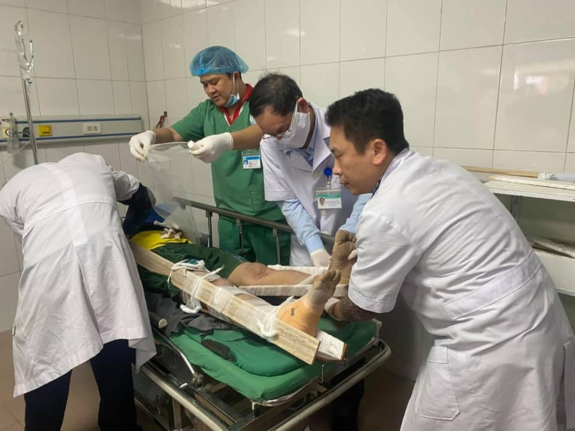 Nạn nhân bị thương đang được cấp cứu, điều trị ở bệnh viện