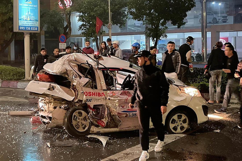 Chiếc xe taxi biến dạng sau cú va chạm