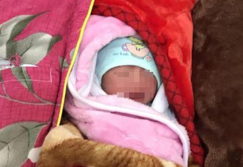 Bé trai hai ngày tuổi bị bỏ rơi cạnh quán ăn trong đêm