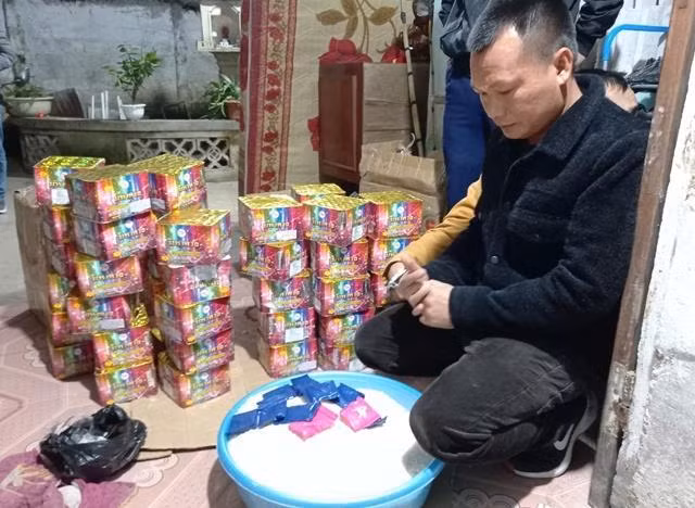 Số ma túy và pháo mà cơ quan chức năng thu giữ. (ảnh: A. Bách)