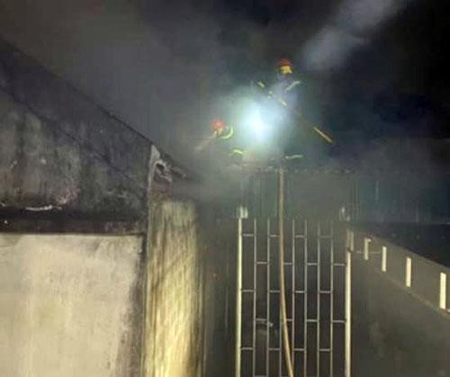 Lực lượng PCCC nỗ lực khống chế ngọn lửa trong đêm Lực lượng PCCC nỗ lực khống chế ngọn lửa trong đêm