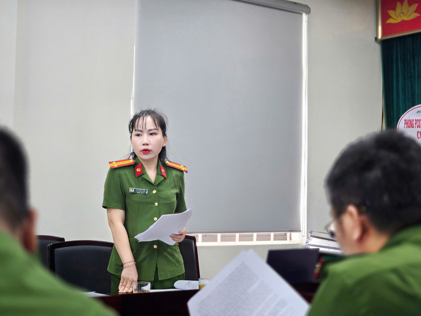 Trung tá Vũ Hồng Linh, Phó trưởng Phòng Cảnh sát PCCC và CNCH, CATP Hà Nội trao đổi tại buổi làm việc