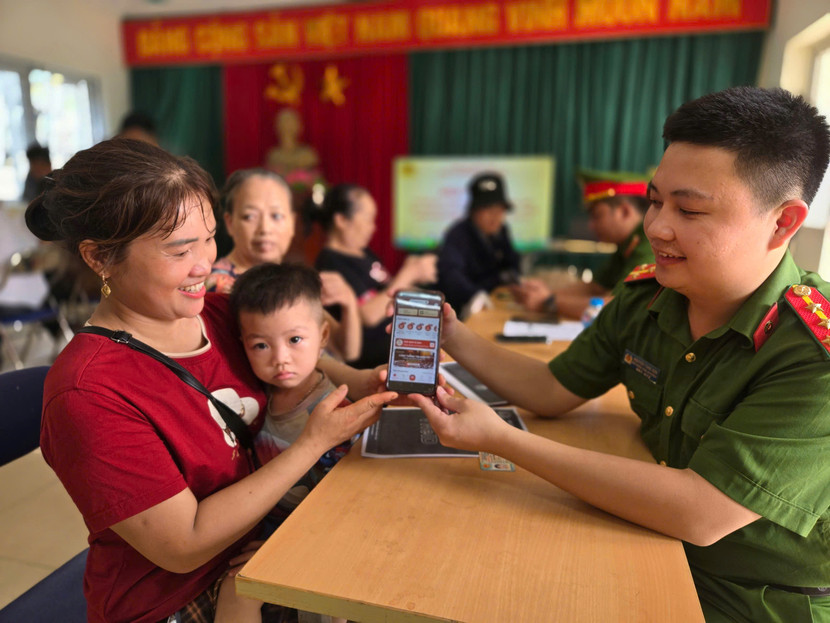 Ngay sau lễ ra quân, lực lượng Công an phường Long Biên triển khai hỗ trợ người dân ứng dụng công nghệ thông tin Ngay sau lễ ra quân, lực lượng Công an phường Long Biên triển khai hỗ trợ người dân ứng dụng công nghệ thông tin