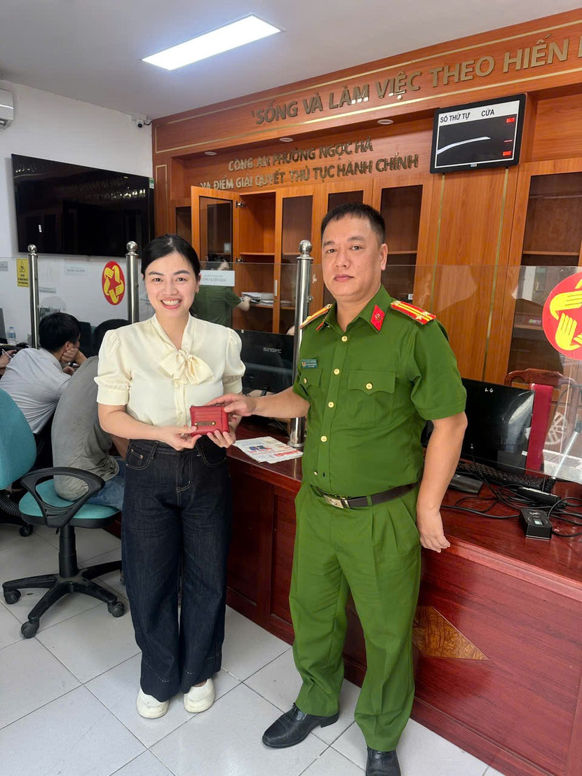 Chị Đoàn Thị Hằng nhận lại chiếc ví trong niềm vui hân hoan Chị Đoàn Thị Hằng nhận lại chiếc ví trong niềm vui hân hoan