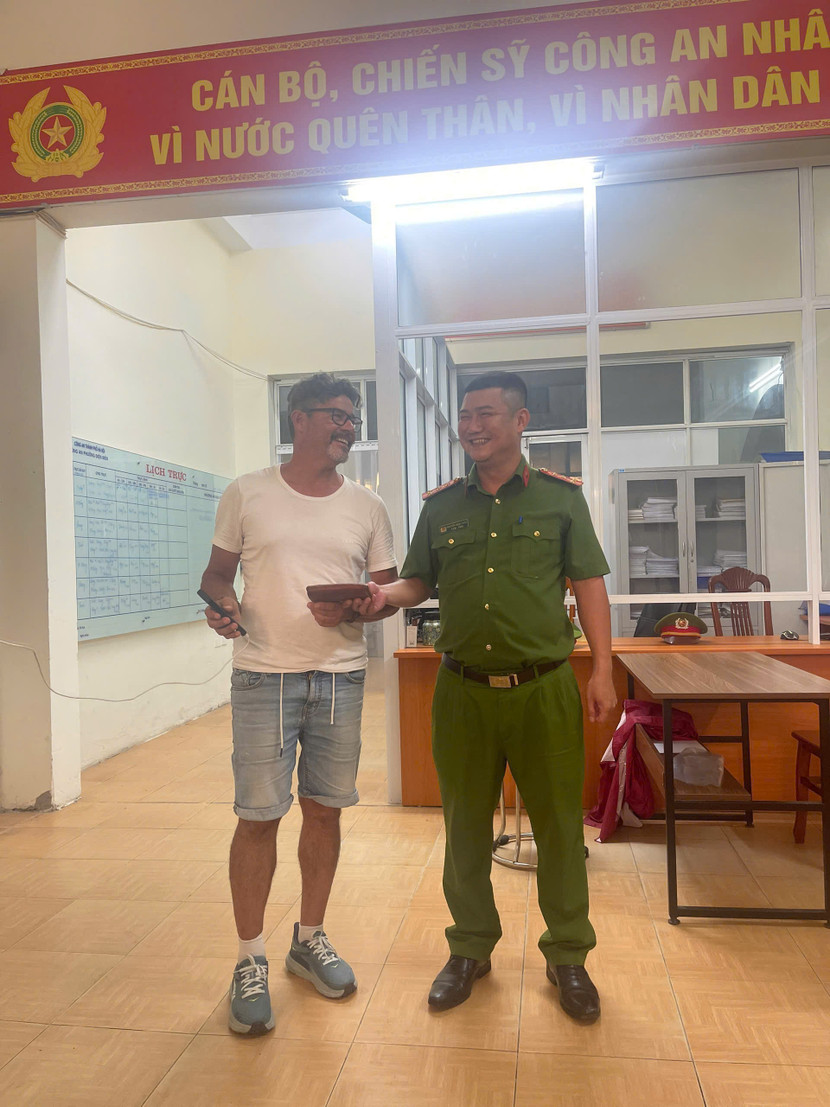 Công an phường Ba Đình trao trả tài sản đánh rơi cho ông Jerome Andre
