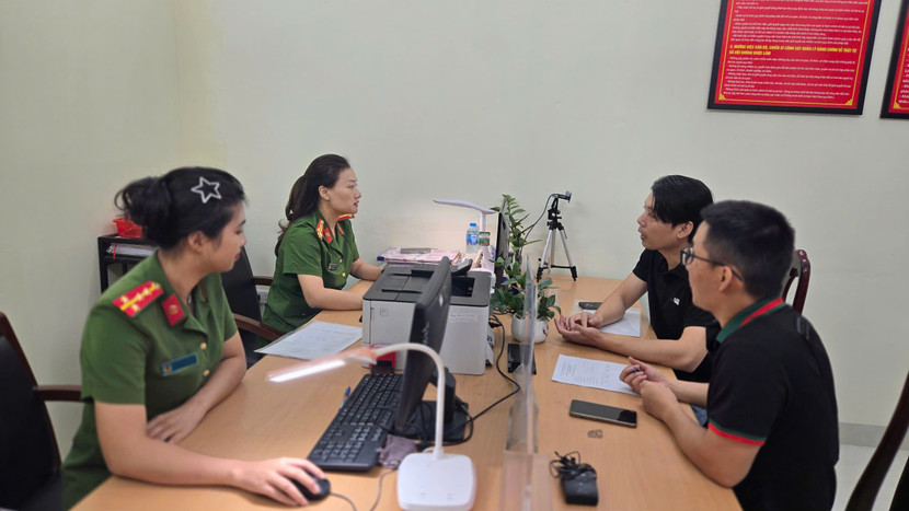 Cán bộ Công an phường Long Biên hướng dẫn người dân làm thủ tục tạm trú