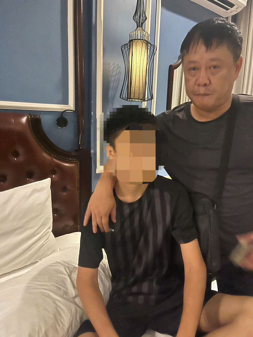 Nam sinh bình tĩnh lại khi được cán bộ CAP Ba Đình tìm thấy tại khách sạn Nam sinh bình tĩnh lại khi được cán bộ CAP Ba Đình tìm thấy tại khách sạn