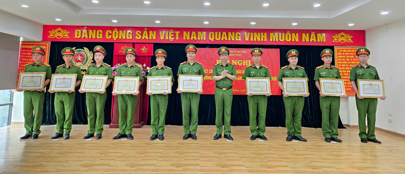 Trao khen các cá nhân, tập thể có thành tích xuất sắc trong công tác PCCC và CNCH Trao khen các cá nhân, tập thể có thành tích xuất sắc trong công tác PCCC và CNCH