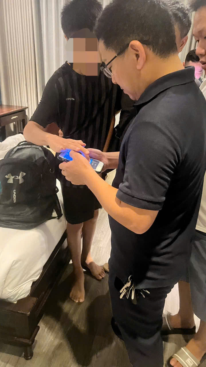 Thời điểm tại khách sạn, các đối tượng lừa đảo vẫn tiếp tục gọi video call cho nam sinh Thời điểm tại khách sạn, các đối tượng lừa đảo vẫn tiếp tục gọi video call cho nam sinh