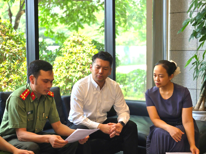 Ông Shimada Kenji cùng phiên dịch làm thủ tục định danh điện tử với cán bộ Công an phường Long Biên