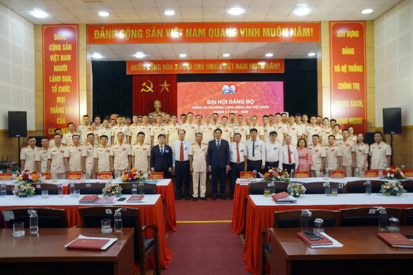 Các đồng chí lãnh đạo UBND phường tặng hoa, chúc mừng Đại hội