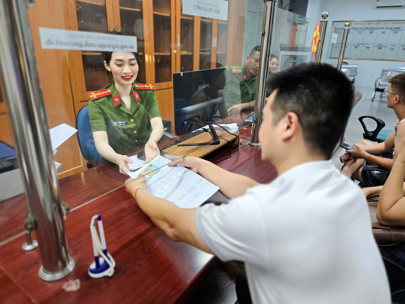 Cán bộ chiến sỹ CAP hướng dẫn người dân tận tình...