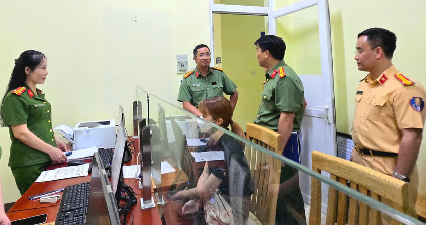 Đại tá Nguyễn Thành Long, Phó Giám đốc Công an thành phố Hà Nội kiểm tra công tác tiếp dân tại CAP Giảng Võ Đại tá Nguyễn Thành Long, Phó Giám đốc Công an thành phố Hà Nội kiểm tra công tác tiếp dân tại CAP Giảng Võ