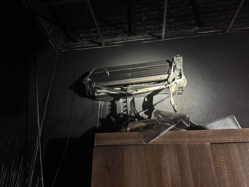 Khói đen bốc ra từ điều hòa do chủ ra ngoài quên không tắt