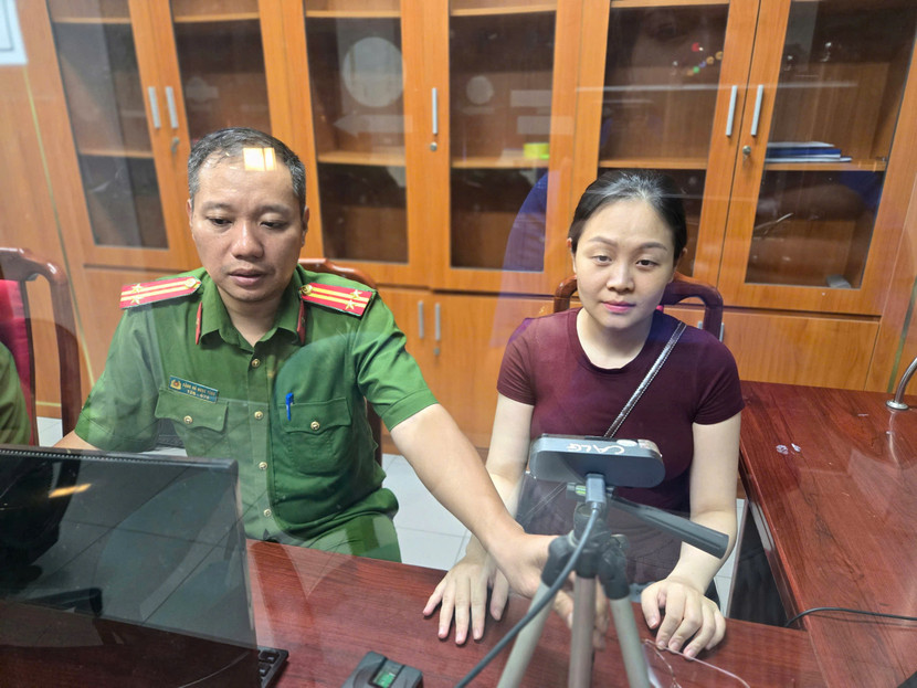 Người dân thuận tiện hoàn thiện các thủ tục hành chính tại Công an phường Ngọc Hà