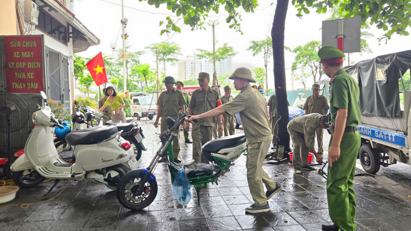 Công an phường Long Biên ra quân tuyên truyền, xử lý vi phạm trật tự đô thị sáng 1/7