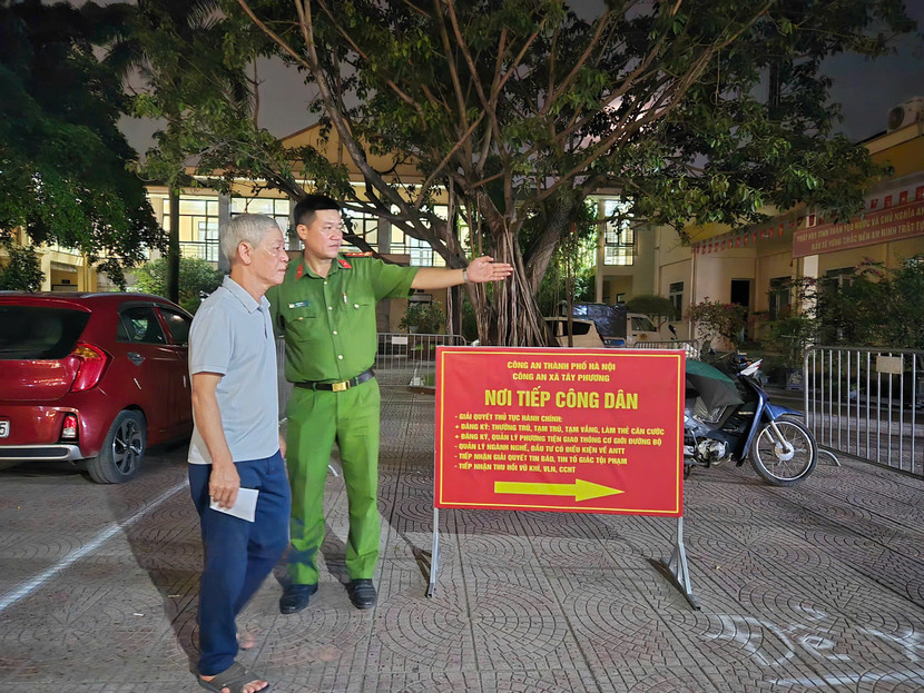 Công an xã Tây Phương hướng dẫn, đón người dân từ cổng trụ sở