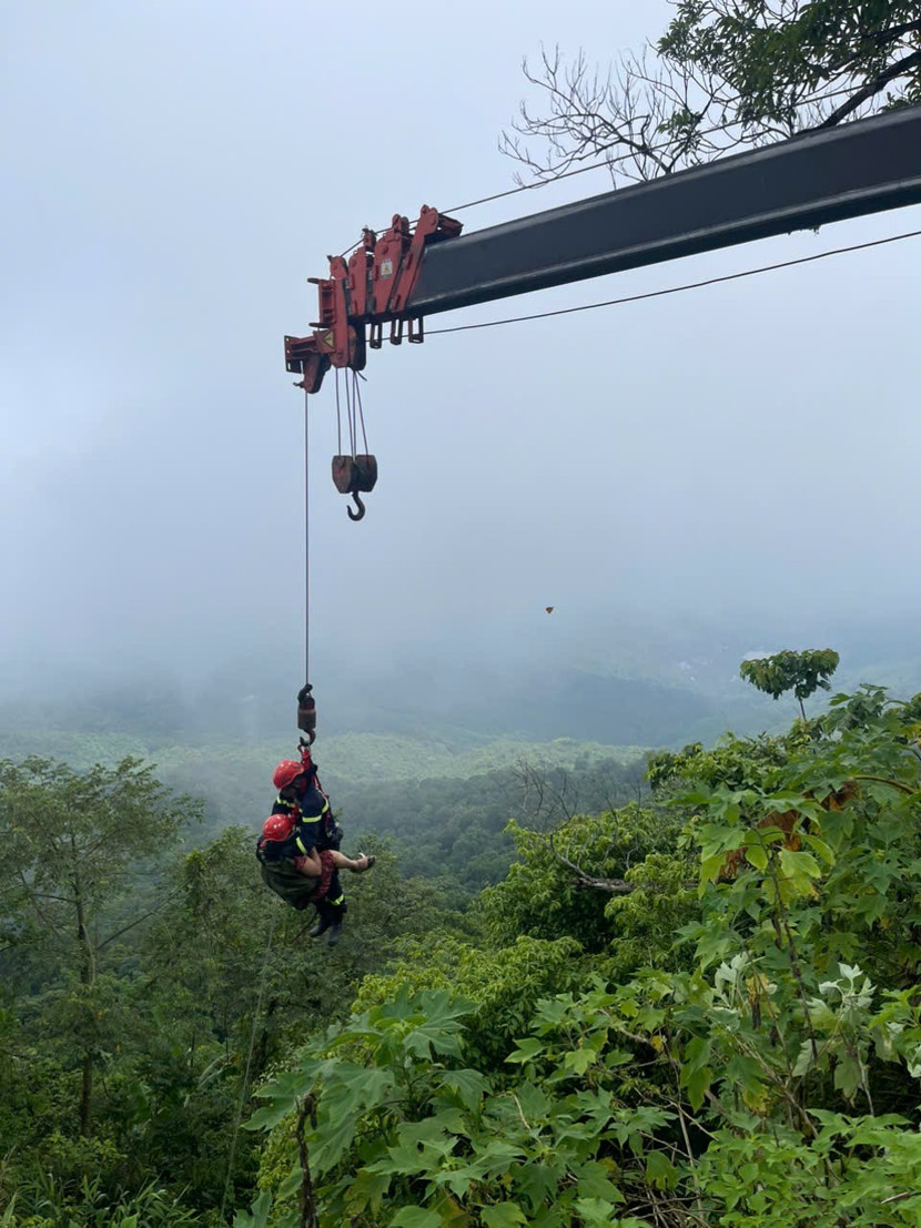 Lực lượng chức năng phải sử dụng các thiết bị đặc chủng và huy động 1 xe cẩu của người dân trên địa bàn triển khai công các CNCH Lực lượng chức năng phải sử dụng các thiết bị đặc chủng và huy động 1 xe cẩu của người dân trên địa bàn triển khai công các CNCH