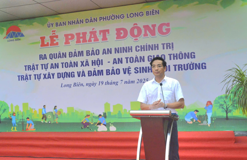 Ông Hoàng Hải, Chủ tịch UBND phường Long Biên phát biểu tại lễ ra quân Ông Hoàng Hải, Chủ tịch UBND phường Long Biên phát biểu tại lễ ra quân