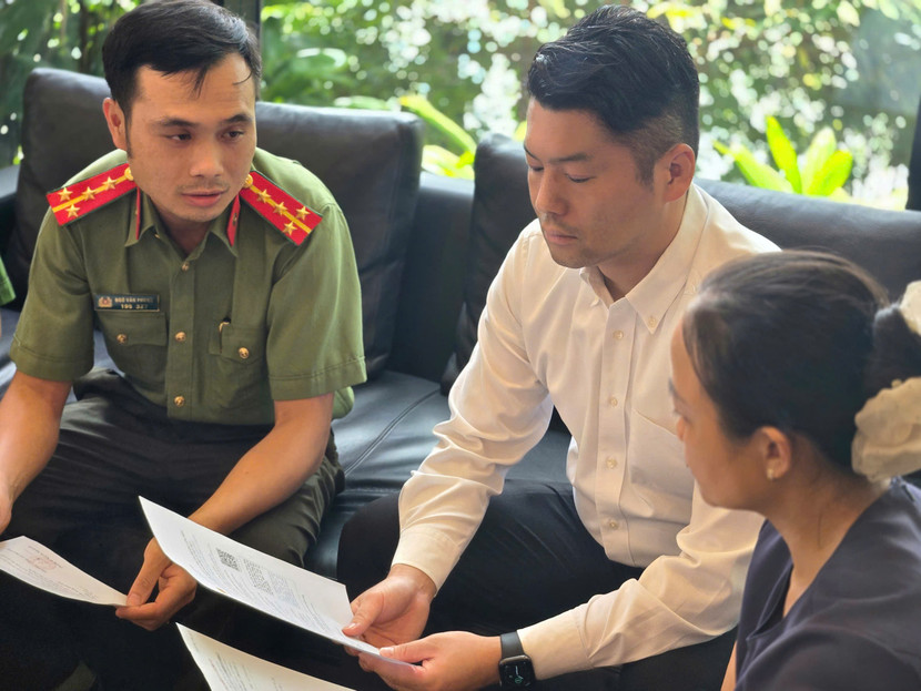 Sự tận tình của các chiến sỹ Công an phường Long Biên tạo ấn tượng đẹp đối với người nước ngoài