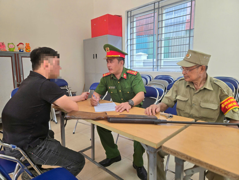 Nhờ sự vận động tích cực của tổ dân phố và Công an phường Long Biên, nam thanh niên đã tự nguyện giao nộp khẩu súng Nhờ sự vận động tích cực của tổ dân phố và Công an phường Long Biên, nam thanh niên đã tự nguyện giao nộp khẩu súng