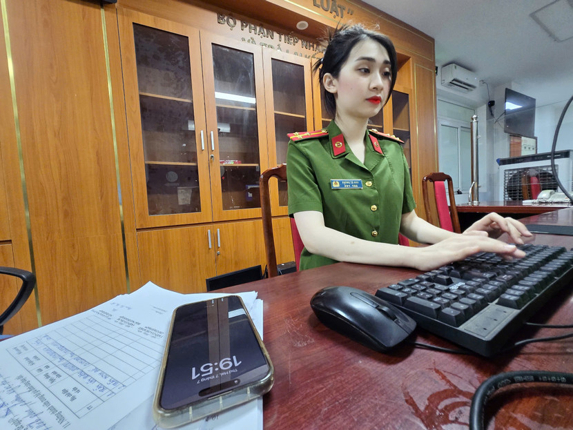 Một ca trực lúc 19h50 của nữ cán bộ Công an phường Ngọc Hà