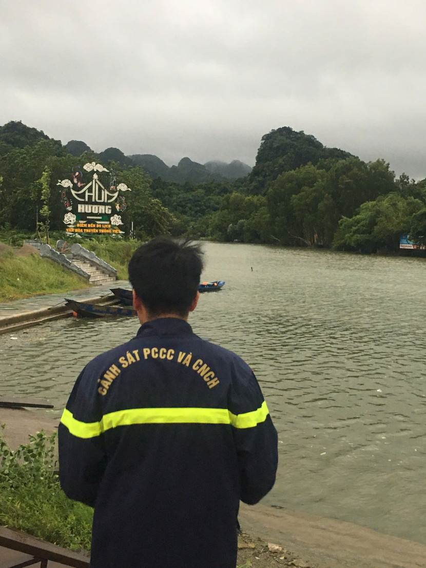 Đội Cảnh sát PCCC và CNCH trên sông hỗ trợ các chủ thuyền, bè trên sông Hồng di chuyển về vị trí neo đậu an toàn