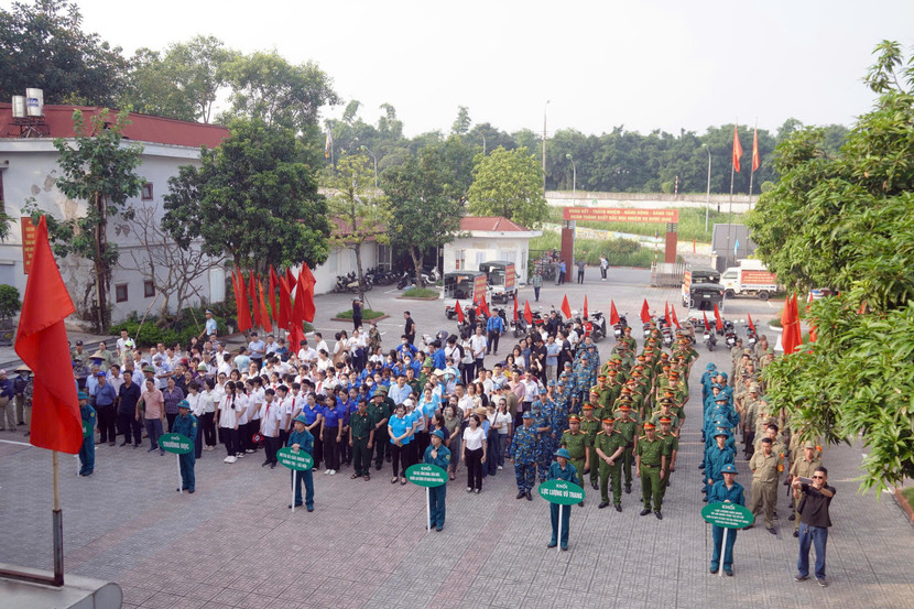 Hơn 500 cán bộ, chiến sĩ, lực lượng chức năng và nhân dân phường Long Biên trong lễ ra quân... Hơn 500 cán bộ, chiến sĩ, lực lượng chức năng và nhân dân phường Long Biên trong lễ ra quân...