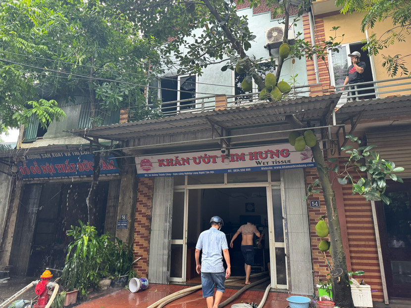 Lực lượng PCCC cơ sở và chủ nhà sử dụng hệ thống chữa cháy ngoài nhà tại làng nghề Tân Hội để dập tắt đám cháy