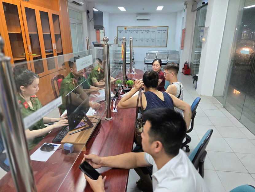 19h tối 7/7, rất đông người dân đến Công an phường Ngọc Hà làm thủ tục hành chính