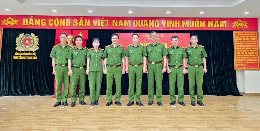 Thiếu tướng Nguyễn Hồng Ky, Phó Giám đốc CATP chụp ảnh lưu niệm cùng Ban chỉ huy Phòng Cảnh sát PCCC và CNCH Thiếu tướng Nguyễn Hồng Ky, Phó Giám đốc CATP chụp ảnh lưu niệm cùng Ban chỉ huy Phòng Cảnh sát PCCC và CNCH