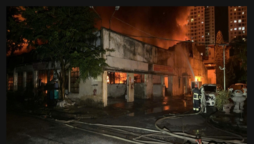 Lực lượng Cảnh sát PCCC&amp;CNCH triển khai tổ chức dập tắt đám cháy.