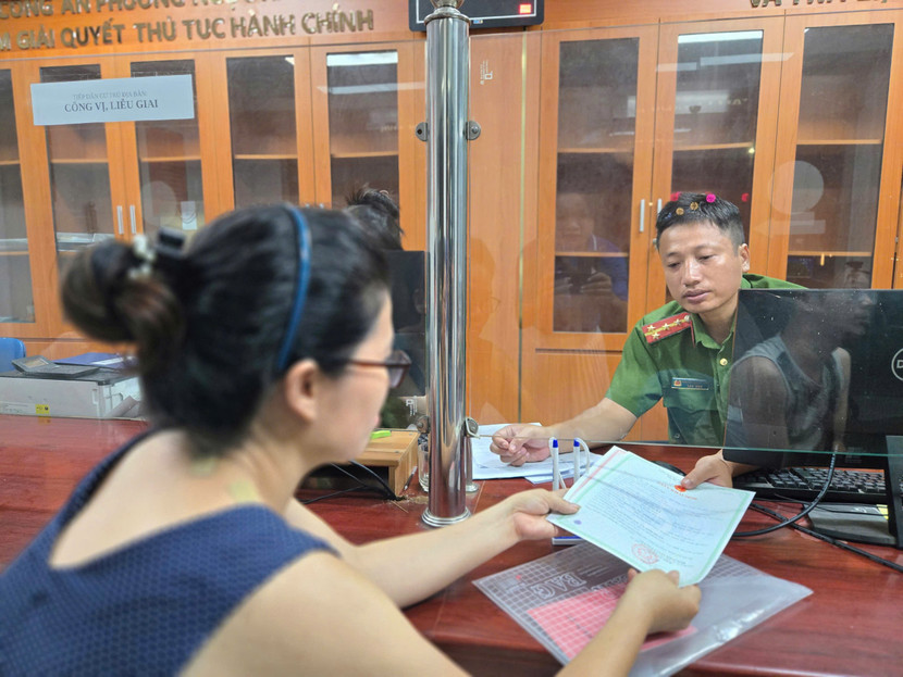 Cán bộ chiến sỹ phục vụ đến trường hợp cuối cùng trong ngày, khi không còn người dân đến trụ sở nữa mới rời vị trí làm việc