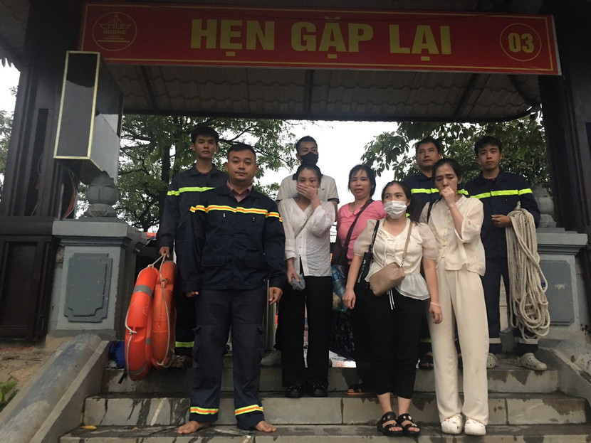 Những người mắc kẹt trên sông do giông gió to tại khu vực chùa Hương được giải cứu
