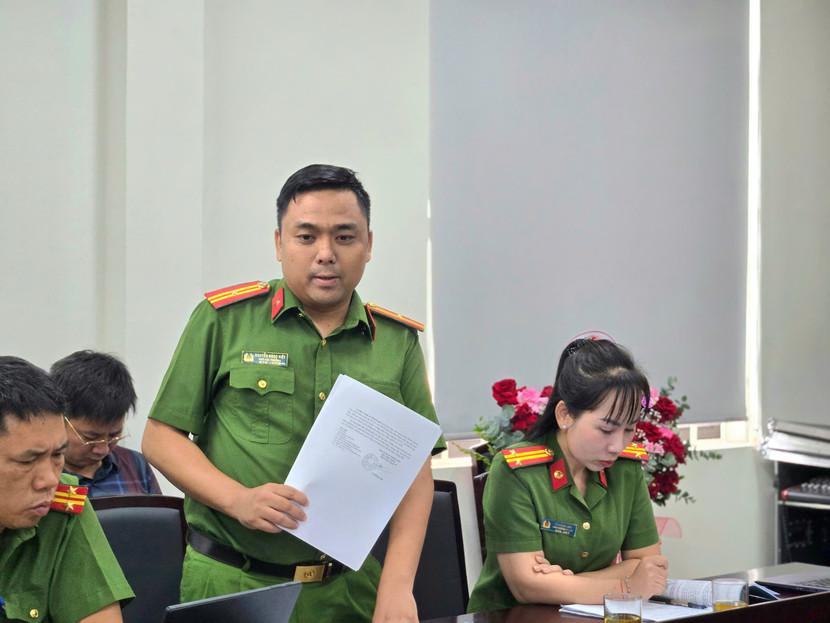 Đại diện Đội Chữa cháy và CNCH khu vực số 15 hướng dẫn UBND phường công tác phối hợp quản lý Nhà nước về PCCC