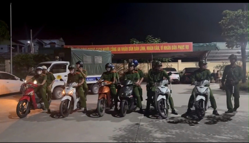 Đúng 10h đêm hàng ngày, các tổ tuần tra lên đường làm nhiệm vụ