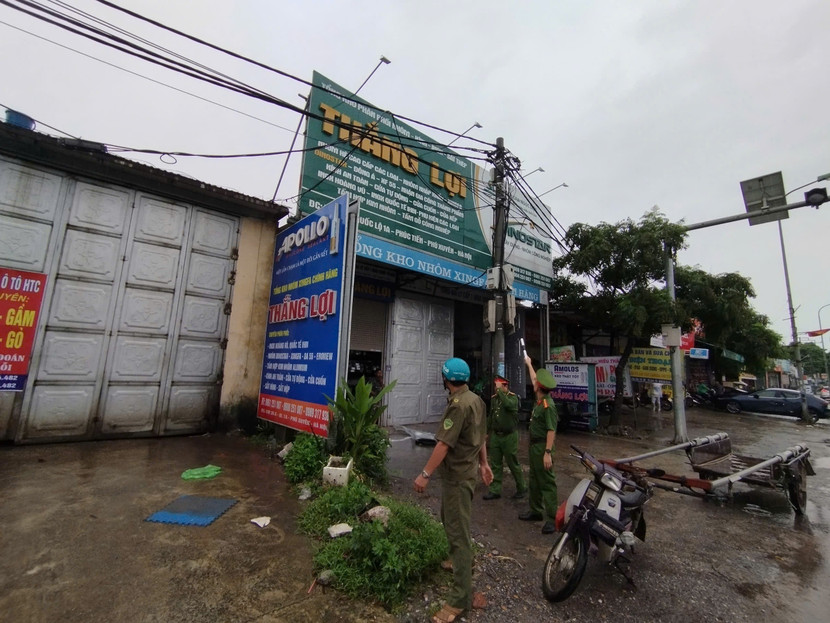 Công an xã Đại Xuyên nhắc nhở mái tôn, mái vẩy dễ gây nguy hiểm Công an xã Đại Xuyên nhắc nhở mái tôn, mái vẩy dễ gây nguy hiểm